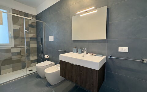 A Casa di Chica: Bathroom, Plumbing Fixture, Flooring, Interior Design, Bathroom Sink, Floor, Sink, Toilet, Mirror, Tap
