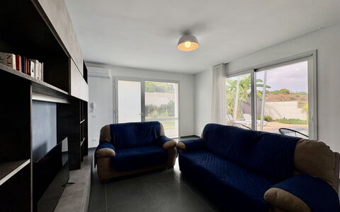 A Casa di Chica: Wall, Interior Design, Furniture, Flooring, Couch, Wood, Floor, Ceiling, Room, Living Room