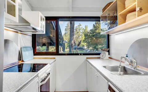 Torkel - 1Km from the Sea: Wood, Kitchen, Home, Countertop, Ceiling, Apartment, Sink, Wood Stain, Hardwood, Major Appliance
