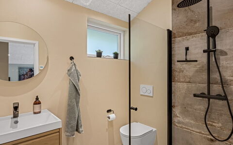 Mavis - 1.6Km from the Sea: Bathroom, Flooring, Plumbing Fixture, Floor, Interior Design, Bathroom Cabinet, Toilet, Sink, Bathroom Sink, Mirror
