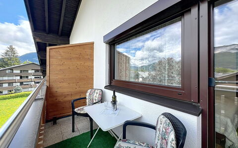 Bergblick: Apartment, Balcony, Shade, Hardwood, Daylighting, Wood Stain