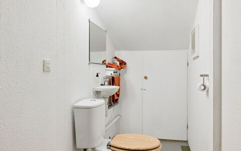 Extorp: Wall, Toilet Seat, Plumbing Fixture, Toilet, Flooring, Interior Design, Floor, Plumbing, Sink, Bathroom
