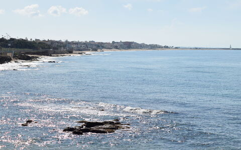 Villa Lina: Sky, Blue, Water Resources, Water, Body Of Water, Horizon, Coast, Rock, Coastal And Oceanic Landforms, Sea