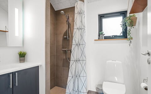 Gerlind - 75M to the Fjord: Flooring, Interior Design, Floor, Plumbing Fixture, Toilet, Toilet Seat, Bathroom Cabinet, Bathroom, Ceiling, Plumbing