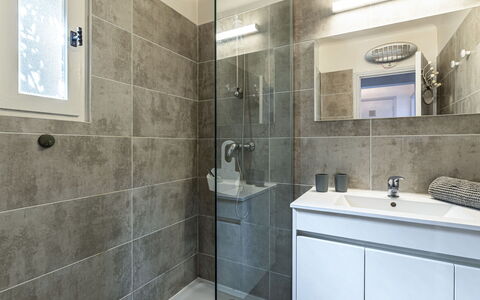 U Sognu: Bathroom, Plumbing Fixture, Flooring, Interior Design, Floor, Sink, Bathroom Sink, Toilet, Bathroom Cabinet, Tap