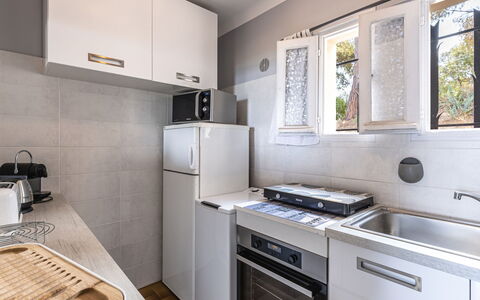 U Sognu: Kitchen Appliance, Kitchen, Major Appliance, Countertop, Home Appliance, Kitchen Stove, Cabinetry, Refrigerator, Interior Design, Flooring
