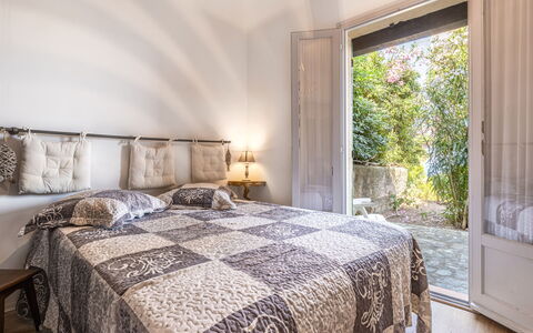U Sognu: Bed, Bedroom, Interior Design, Bedding, Wall, Furniture, Bed Sheet, Floor, Flooring, Linens