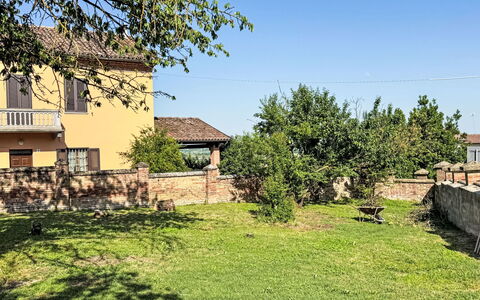 Cadivino: Grass, Residential Area, House, Land Lot, Rural Area, Home, Garden, Lawn, Backyard