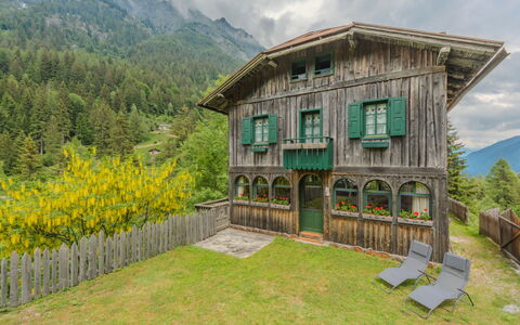 Villa Ragada: Furniture, Interior Design, Flooring, Floor, Wood Flooring, Wood, Chair, Ceiling, Kitchen & Dining Room Table, Table
