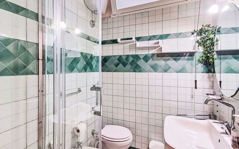 Bemi' Al Mare: Tile, Plumbing Fixture, Bathroom, Hotel