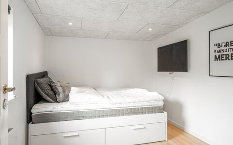 Keijo - from the Sea: Wall, Interior Design, Ceiling, Furniture, Bedroom, Flooring, Floor, Lighting, Room, Bed