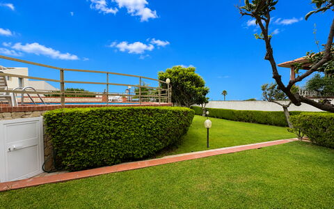 Villa Sole Mare: Garden, Landscaping, Lawn, Shade, Hedge, Park, Yard, Artificial Turf, Walkway