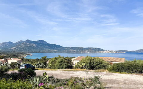 Ostrica: Sky, Blue, Body Of Water, Mountainous Landforms, Coast, Hill, Horizon, Coastal And Oceanic Landforms, Mountain, Landscape