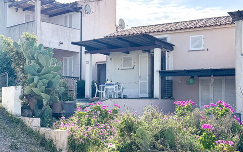 Ostrica: Residential Area, Home, House, Shrub, Door, Balcony, Estate, Yard, Shade, Suburb