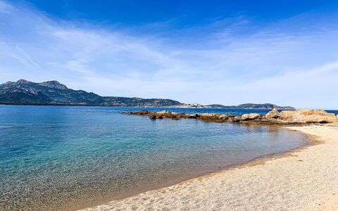 Ostrica: Blue, Sky, Water, Body Of Water, Mountainous Landforms, Natural Environment, Coast, Coastal And Oceanic Landforms, Beach, Horizon