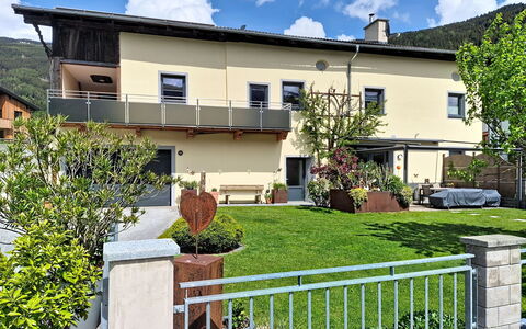 Halbeis: Residential Area, Home, Balcony, Estate, Shade, Yard, Porch, Landscaping, Driveway, Fence