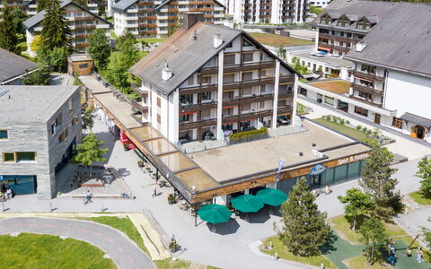 Laax 71: Building, Residential Area, Architecture, House, Home, Urban Design, Human Settlement, Apartment, Hill Station, Suburb