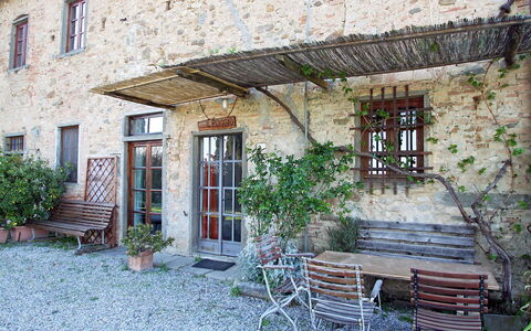 Il Poggio: Property, House, Building, Cottage, Architecture, Home, Real Estate, Window, Facade, Tree
