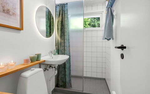 Flor - 900M from the Sea: Plumbing Fixture, Bathroom, Interior Design, Toilet Seat, Toilet, Flooring, Floor, Plumbing, Sink, Home