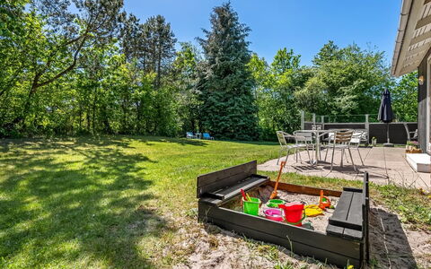 Flor - 900M from the Sea: Tree, Shrub, Garden, Land Lot, Shade, Landscaping, Lawn, Park, Yard