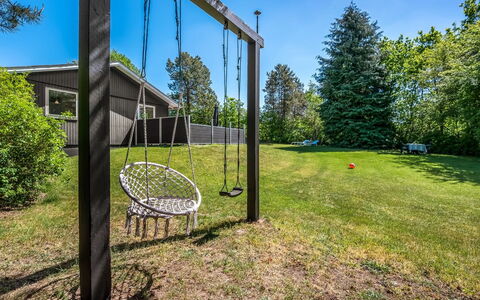 Flor - 900M from the Sea: Grass, Land Lot, Garden, Lawn, Shade, Backyard, Landscaping, Park, Yard, Woodland