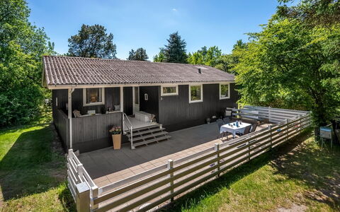 Flor - 900M from the Sea: Wood, Cottage, Porch, Hardwood, Deck, Siding, Plank, Fence, Shade, Yard