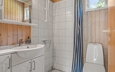 Ursula - 7Km from the Sea: Wood, Flooring, Plumbing Fixture, Sink, Floor, Bathroom Sink, Interior Design, Tap, Plumbing, Bathroom