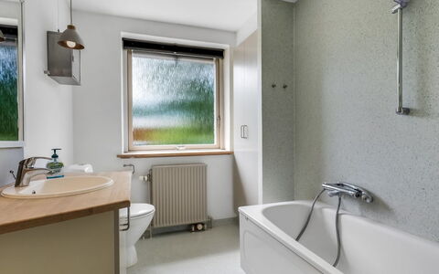 Ulv - from the Sea: Wall, Plumbing Fixture, Flooring, Interior Design, Bathroom, Tap, Bathtub, Ceiling, Floor, Plumbing