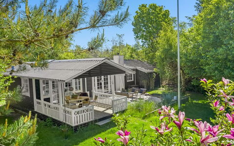 Volmer - 500M from the Sea: Home, House, Cottage, Shrub, Roof, Garden, Porch, Door, Groundcover