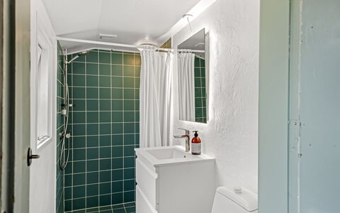 Volmer - 500M from the Sea: Wall, Plumbing Fixture, Flooring, Bathroom, Interior Design, Floor, Ceiling, Plumbing, Sink, Tap