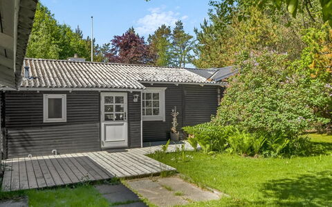 Volmer - 500M from the Sea: House, Home, Roof, Shrub, Residential Area, Cottage, Siding, Door, Garden