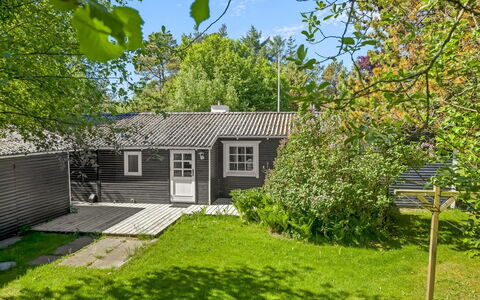 Volmer - 500M from the Sea: Shrub, House, Home, Cottage, Roof, Garden, Groundcover, Estate, Lawn, Yard