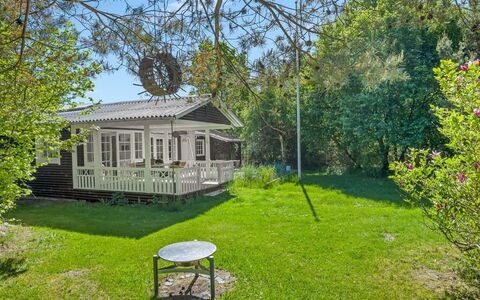 Volmer - 500M from the Sea: Grass, House, Home, Cottage, Shrub, Land Lot, Roof, Garden, Lawn
