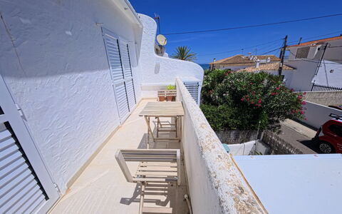 Sea Breeze House: Concrete, Balcony, Shade, Houseplant, Daylighting, Plaster, Tile, Flowerpot