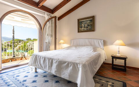 Bleu Isolella: Furniture, Interior Design, Bed, Flooring, Floor, Bedroom, Wood, Room, Ceiling, Bed Sheet