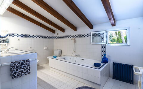Bleu Isolella: Plumbing Fixture, Flooring, Interior Design, Bathtub, Floor, Ceiling, Tap, Plumbing, Bathroom, Tile