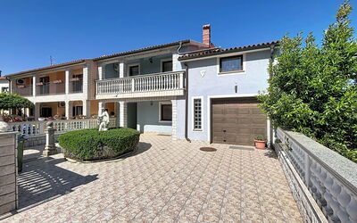 Pula Banjole 112: Grass, House, Rural Area, Cottage, Roof, Home, Landscape, Plain, Land Lot