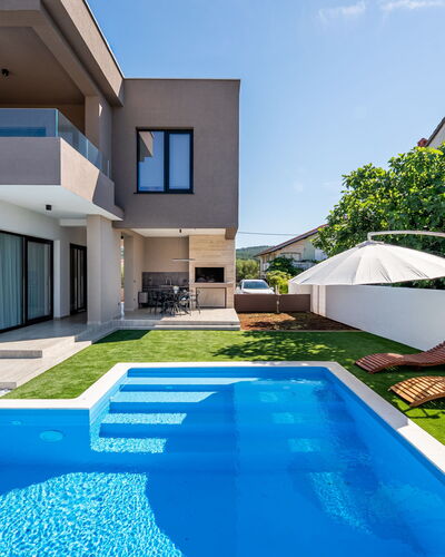 Fortunata: Grass, House, Rural Area, Cottage, Roof, Home, Landscape, Plain, Land Lot