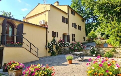 Geranio: Grass, House, Rural Area, Cottage, Roof, Home, Landscape, Plain, Land Lot