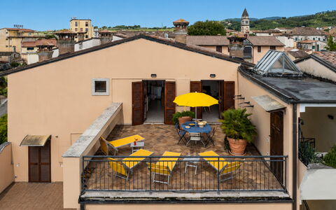 Terrazza sulla Luna, Casciana Terme: Wall, Apartment, Furniture, Balcony, Flowerpot, Houseplant, Chair, Outdoor Furniture, Hotel, Daylighting
