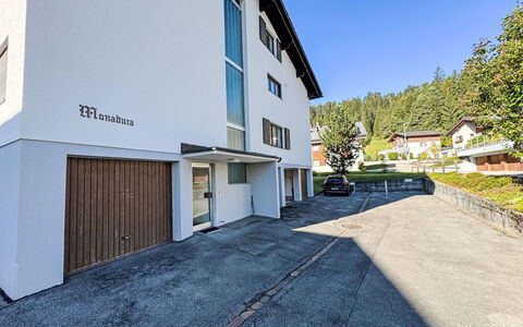 Casa Laret 6-11: Window, Architecture, Residential Area, House, Home, Roof, Cottage, Driveway, Suburb, Mid-Size Car