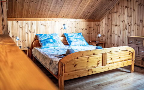 Chata Ujo: Bed, Bedroom, Wood, Furniture, Bed Sheet, Interior Design, Flooring, Floor, Bedding, Room
