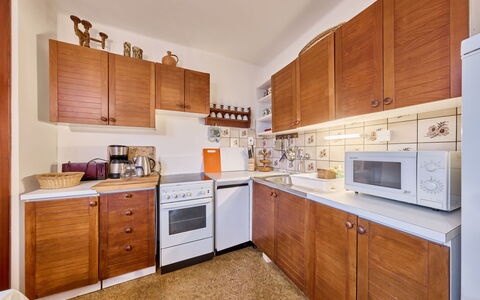 Černý: Kitchen, Cabinetry, Kitchen Appliance, Major Appliance, Countertop, Wood, Flooring, Interior Design, Furniture, Cupboard