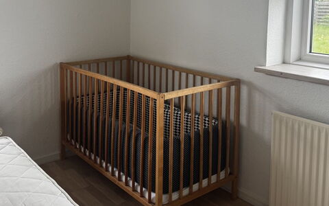 Hemming - 400M from the Sea: Wood, Flooring, Floor, Infant Bed, Wood Stain, Hardwood, Linens, Wood Flooring