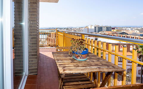 Puerto: Wood, Architecture, Apartment, Balcony, Residential Area, Composite Material, Wood Stain, Handrail, Hardwood, Condominium