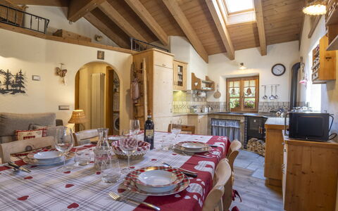 Chalet Ralon: Furniture, Interior Design, Ceiling, House, Table, Home, Chair, Kitchen & Dining Room Table, Dining Room, Room