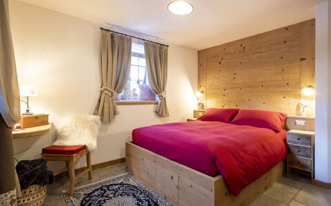 Chalet Ralon: Furniture, Interior Design, Wood, Ceiling, Room, Flooring, Floor, Bed, Lighting, Bedroom