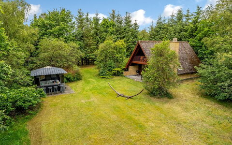 Kaija - from the Sea: Grass, Shrub, Cottage, Land Lot, Roof, Rural Area, Garden, Meadow, Farmhouse