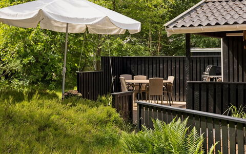 Ami - 850M from the Sea: Wood, Shade, Outdoor Furniture, Backyard, Outdoor Table, Hardwood, Garden, Wood Stain, Outdoor Structure, Deck