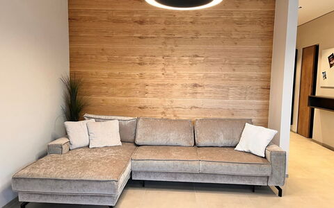 Apartment Places2Be: Furniture, Flooring, Floor, Interior Design, Wood Flooring, Couch, Wall, Wood, Living Room, Laminate Flooring